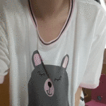 pripodnimayet-futbolku-pokazyvaya-svoi-molodyye-siski