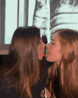 sexy-babesmaking-out