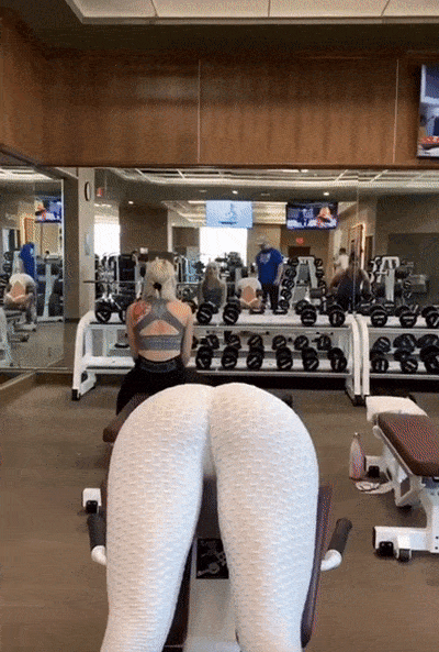 lana-rhodes-working-out