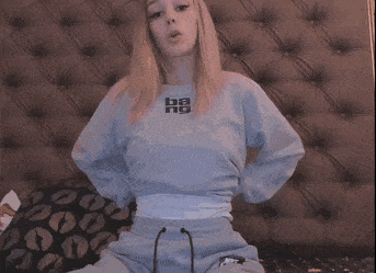 camgirl-demonstrating-off-beautiful-jugs
