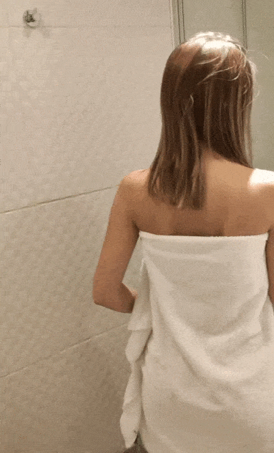 beauty-flashes-off-her-figure-before-the-bath-–-would-love-to-know-her-name