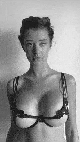 uma-linda-mulher-de-seios-fartos,-em-preto-e-branco.