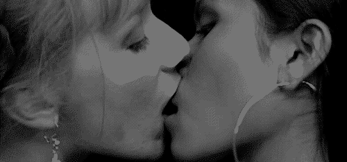 smooching-threesome